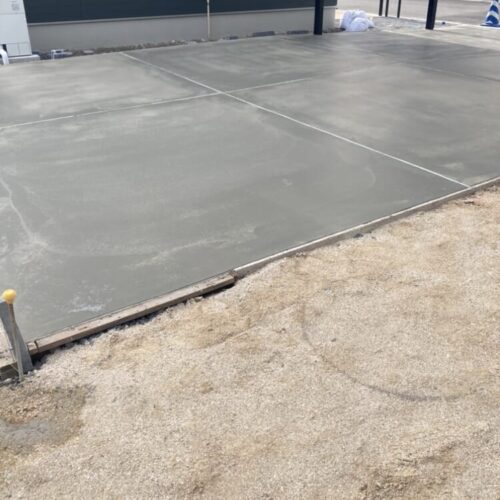 駐車場コンクリートの養生中です。