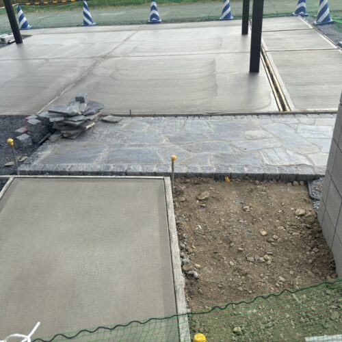 駐車場の土間コンクリートの養生中となります。