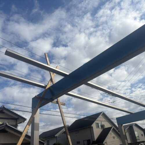 カーポートの屋根張り準備作業となります。