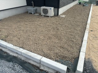 防草シートを敷いて茶色の砕石チャートの敷き込み作業となります。