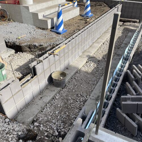 ブロック組積みです。