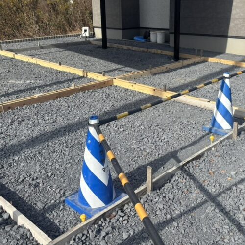 駐車場の型枠組み作業も終わりまして土間コンクリートの打設準備となります。