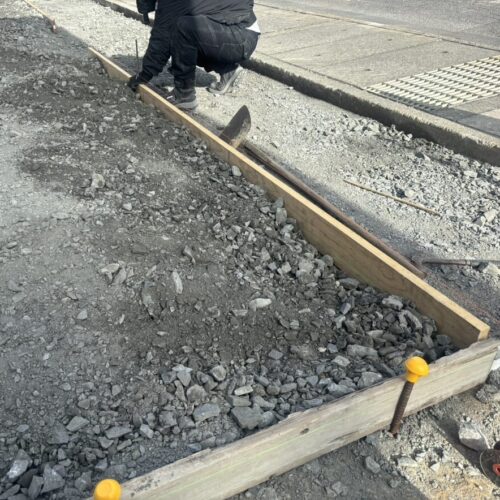 駐車場乗り入れ部分の型枠組み作業となります。