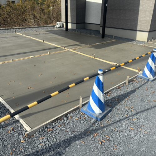 駐車場の土間コンクリートの養生となります。