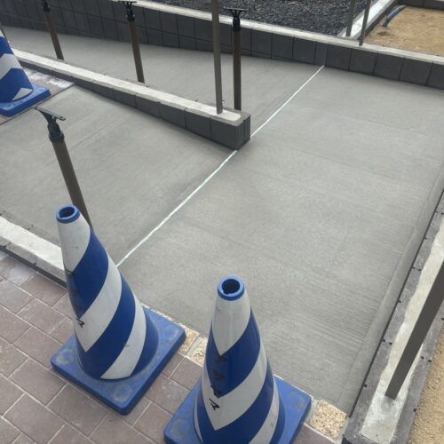 スロープコンクリートの養生となります。