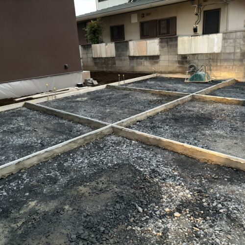 駐車場コンクリート部分の見切りのエキスパンタイの設置作業となります。