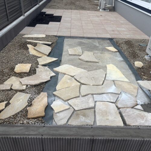 日光方面の寒さが一層厳しくなる中ですがお庭部分への自然石乱張り作業を進めております。