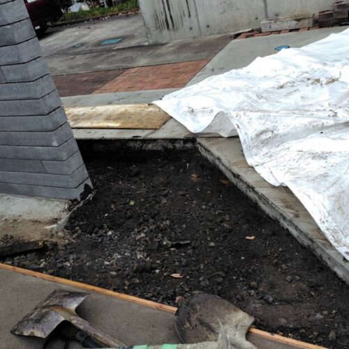 敷地内および建物廻りへの防草シートの敷き込み作業となります。防草シートを敷きましたら次は6号砕石敷き作業となります。