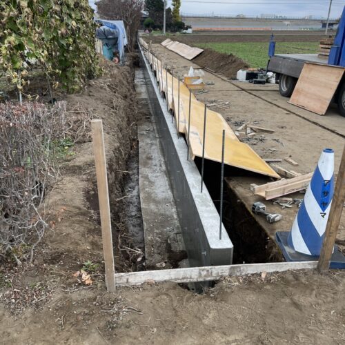 東側基礎コンクリートの養生も終わりまして脱枠バラシの作業となります。