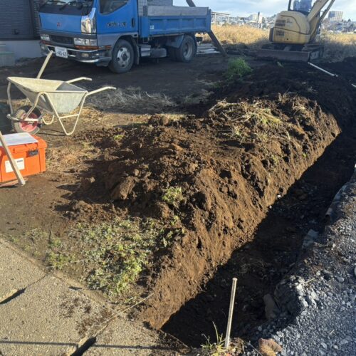 本日より工事作業着工となります。南側の隣地境界側の掘削作業から開始です。