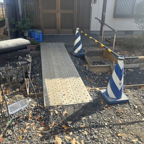 玄関出入りの通路部分に道板を渡しまして安全通路の手配を致しました。工事期間中はご不便をお掛け致しますが何卒よろしくお願い致します。