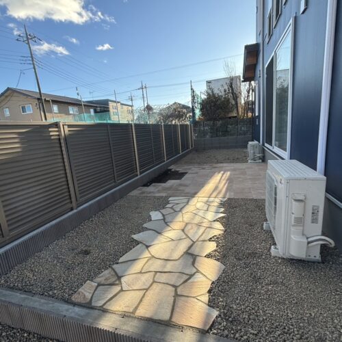 お庭側の自然石の乱張りと南側の境界のフェンスの設置も終わりました。工事作業は本日で完了となります。