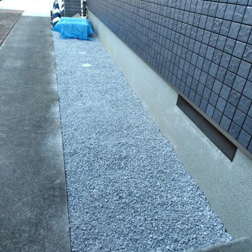 防草シートを敷いた後の建物廻りへの6号砕石の敷き込み作業となります。