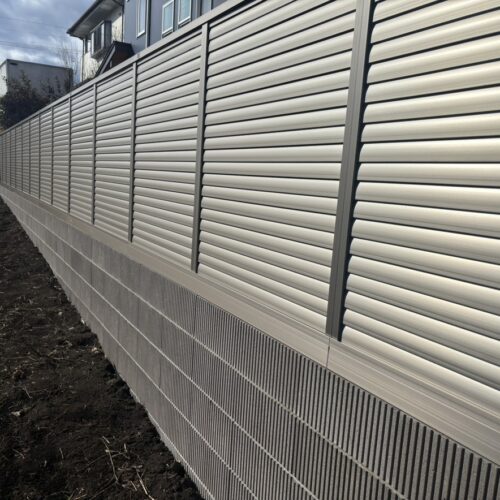 南側の境界側のフェンスには下<br>桟すき間カバーを取り付けており通常のフェンスの下端から見えるすき間を隠しております。