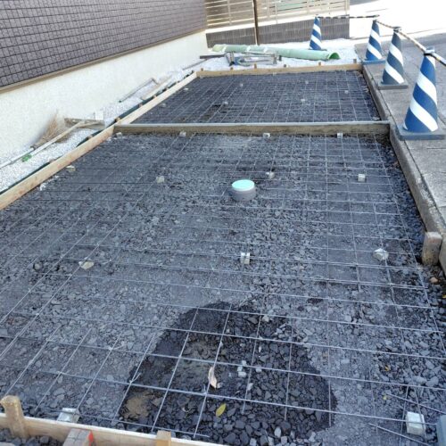 駐車場の土間コンクリート打設前にメッシュ筋の敷き込み作業となります。いよいよコンクリートの打設です。