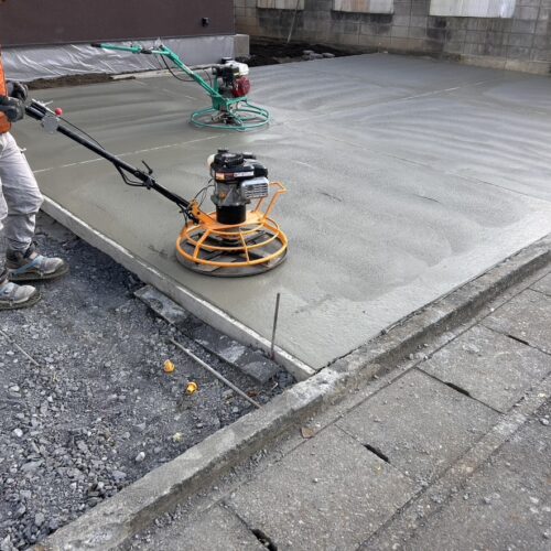 駐車場の土間コンクリートの打設作業となります。お客様のお引越しまでに駐車場にお車を入れられる様に駐車場を仕上げて参ります。