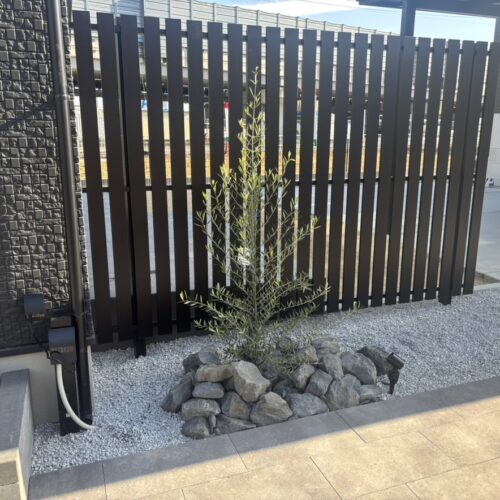 目隠しの格子フェンスの取り付け作業完了となります。植栽の植え込みもあり室内が外から見えづらくなりました。