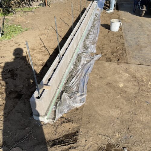 東側境界側のブロック積み作業が開始となりました。駐車場側のコンクリート作業と一緒に進めて参ります。