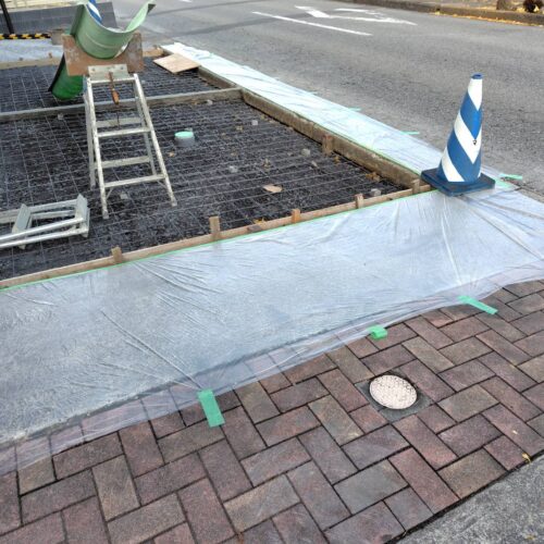 南側の駐車場と玄関アプローチ側のコンクリート打設となります。打設周囲をビニール養生をしてコンクリートミキサー車の到着を待っております。