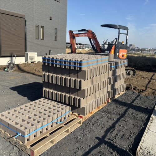 境界側のブロックの材料が現場へ搬入となりました。敷地内に荷下ろしをしてブロック材料搬入完了です。