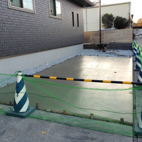 駐車場のコンクリートを打設作業後に動物避けのネットを張りましてコンクリートの養生となります。