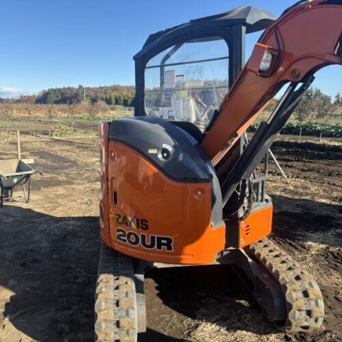 駐車場部分の掘削及び砕石入れ作業となります。