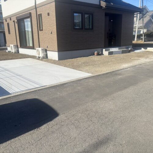 本日は工事着工前のご近隣へのご挨拶にお伺いさせて頂きました。お待たせ致しました外構工事着工となります。