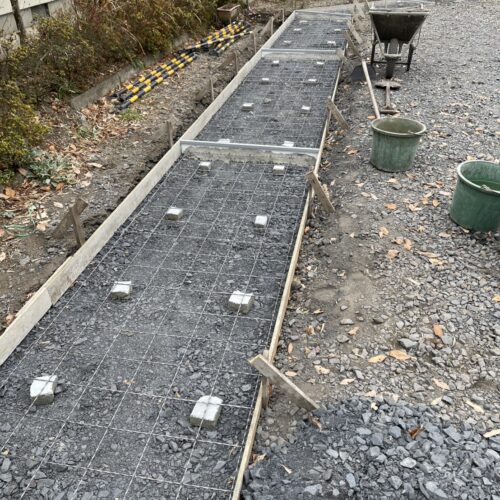 本日は通路部分のコンクリートの打設作業となります。メッシュ筋を敷いてコンクリートの打設作業となります。