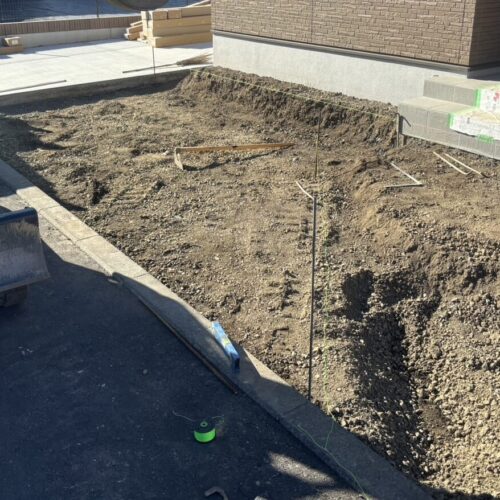 駐車場部分の掘削作業となります。掘削作業が終わりましたら次は砕石入れ作業となります。