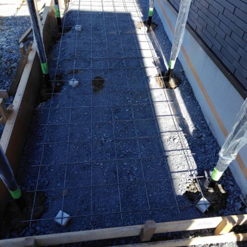スロープコンクリートとインターロッキング下地コンクリートのワイヤーメッシュ敷きになります。