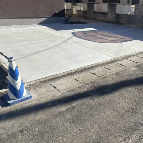 駐車場の土間コンクリートの養生が完了となります。お引越しの際はお車を入れて大丈夫です。駐車場をご使用ください。