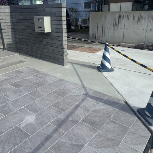 門袖廻り部分のコンクリート打設後の養生中となります。工事作業の方も間も無く完了となります。