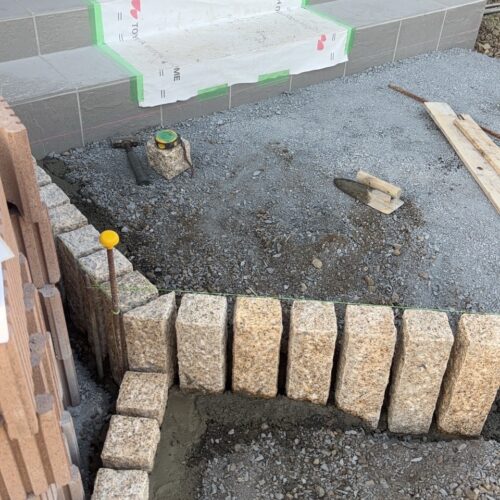 玄関前のアプローチ階段部分をグラニートにて敷設して見切りを入れて参ります。