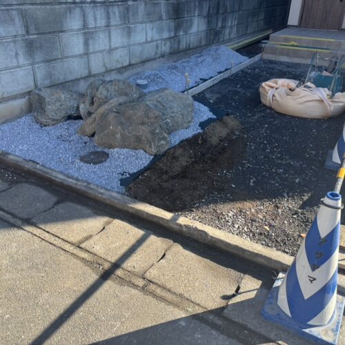 駐車場のコンクリートの養生も終わりまして玄関前のアプローチ部分の作業へ入ります。