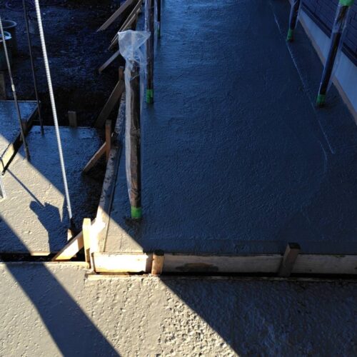 スロープ、ブロックベースコンクリートの打設です。