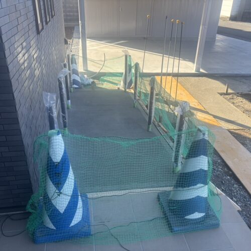 動物避けのネットを張ってスロープコンクリート打設後の養生中となります。