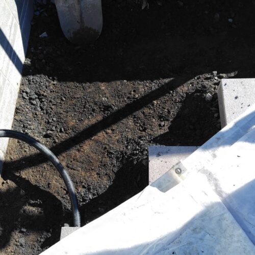 アプローチ横の花壇部分を手掘り作業にて掘削をしまして土を入れて参ります。