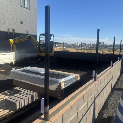 境界側のフェンスの柱の建て込み作業となります。柱を建てて次はフェンスの本体の設置です。