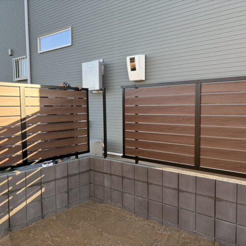 境界フェンスの取付を行いました。