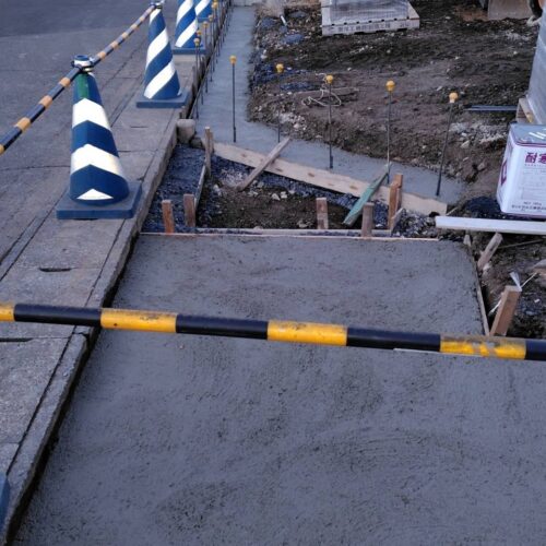 ブロック部分のベースコンクリートの打設とアプローチの下地コンクリートの打設作業となります。