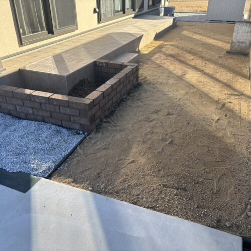 テラスタイルの部分へレンガ積みの花壇となります。花壇レンガを養生後に土入れ作業となります。