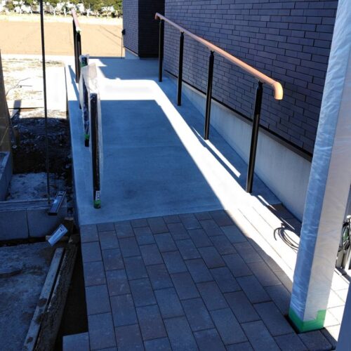 玄関入り口部分のスロープ部分の両サイドに手すりの設置作業となります。