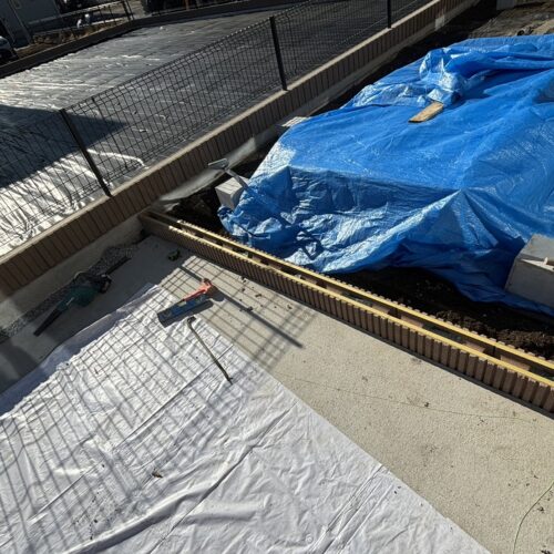 既存のコンクリートに合わせてスマートＣのブロック積み作業を進めて参ります。