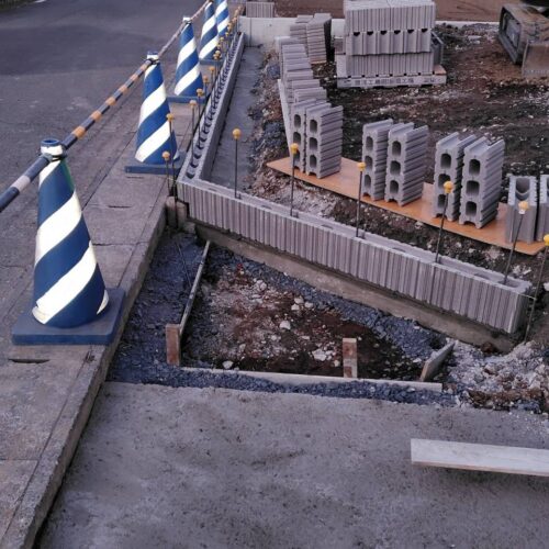 西側道路側境界側のブロック積み作業を進めて参ります。