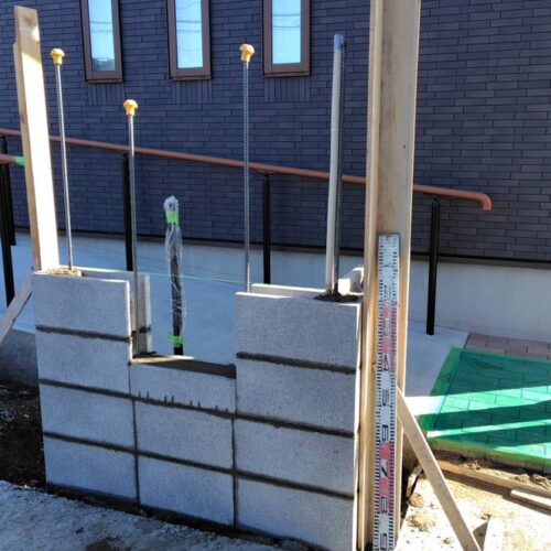 門袖部分のタイル下地のブロック積み作業となります。真ん中の部分へはポストの埋め込みとなります。