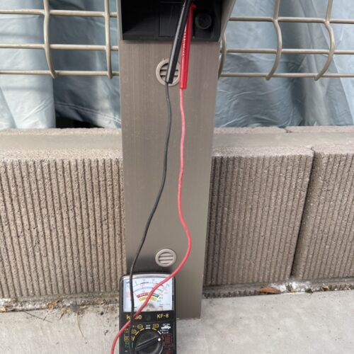 コンセントへの接続後テスターを確認をしまして電気作業の確認をして参ります。