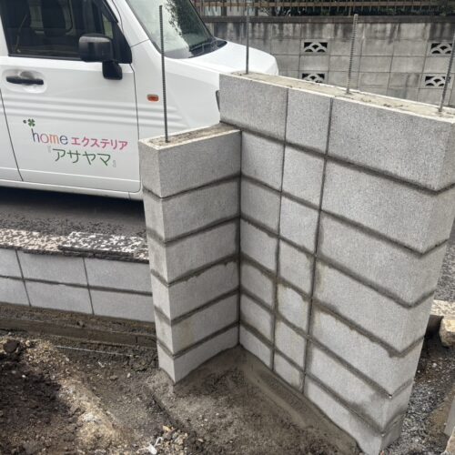 門袖部分の塗り壁の下地ブロック積み作業となります。