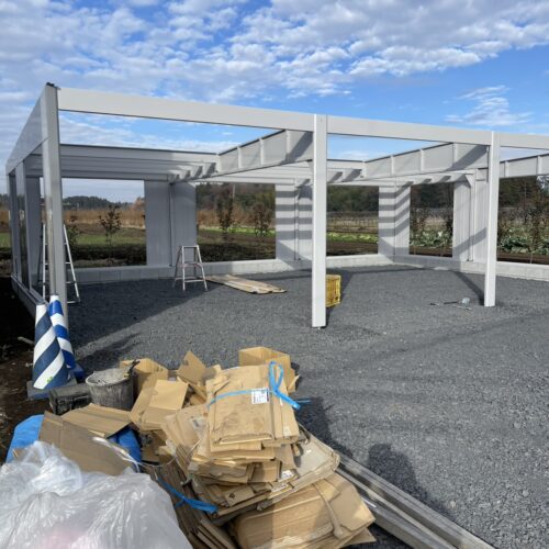 ガレージの基礎作業完了後にガレージの本体の組み立て設置作業となります。