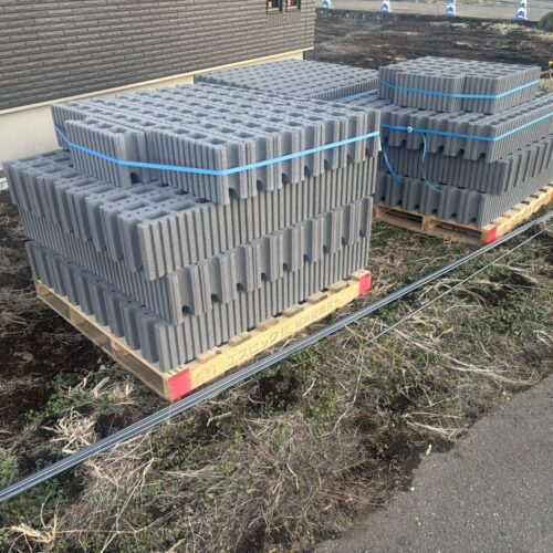 南西側の境界に使用しますブロック材料が納入となりブロック積みの準備作業となります。