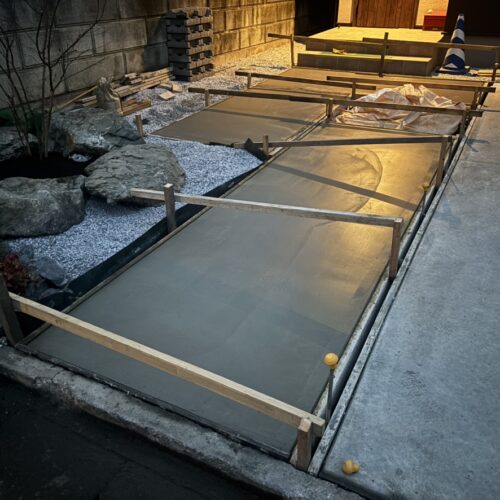 土間コンクリート打設後の左官仕上げまで完了となります。